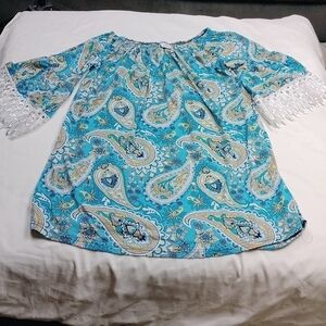 WinWin women's L/XL scooped collared top with flared lacy 3/4 sleeved cuffs